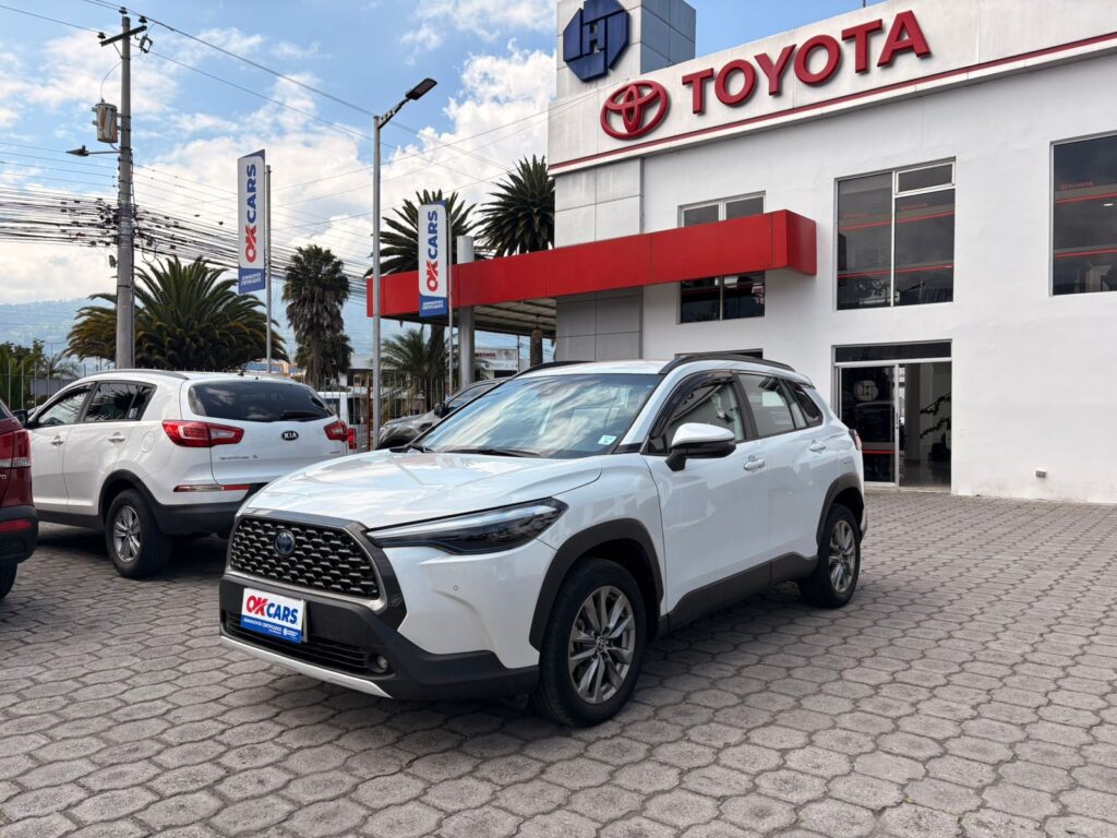 Exhibición de autos seminuevos disponibles para la venta en un concesionario de Ibarra