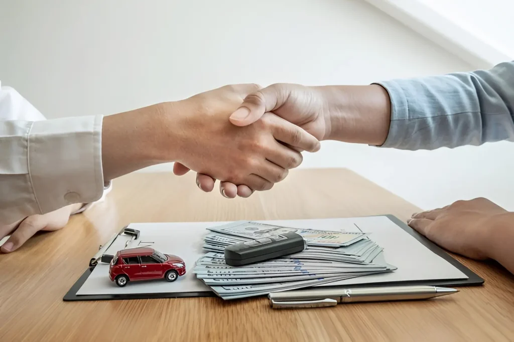 Cliente solicitando crédito para financiar la compra de un auto usado