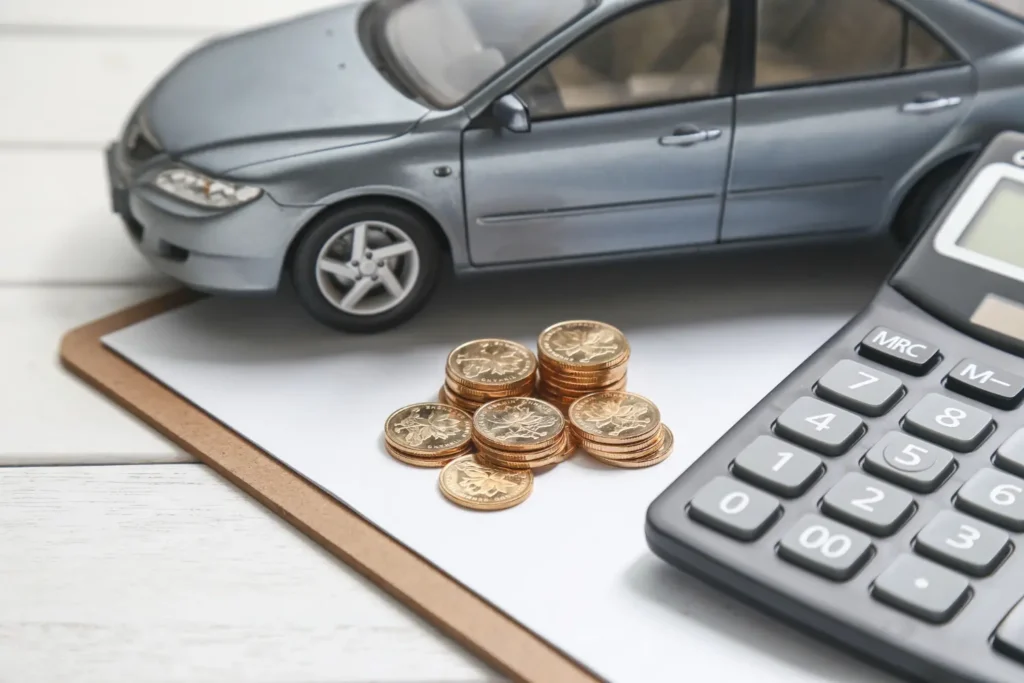 Cliente revisando opciones de financiamiento para un auto seminuevo en concesionario