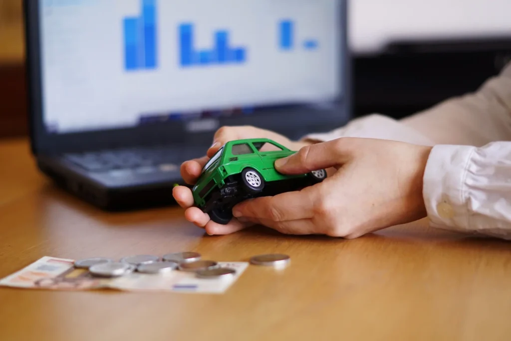 Asesor explicando opciones de financiamiento para la compra de un auto usado