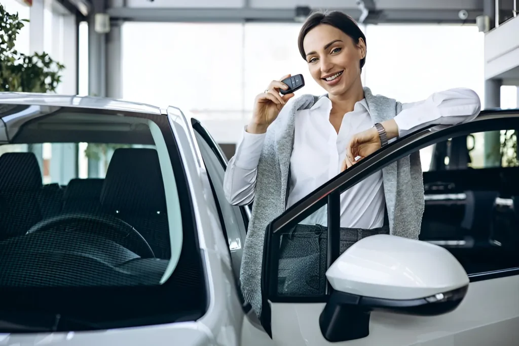 Mujer sosteniendo las llaves de su auto con una expresión de satisfacción