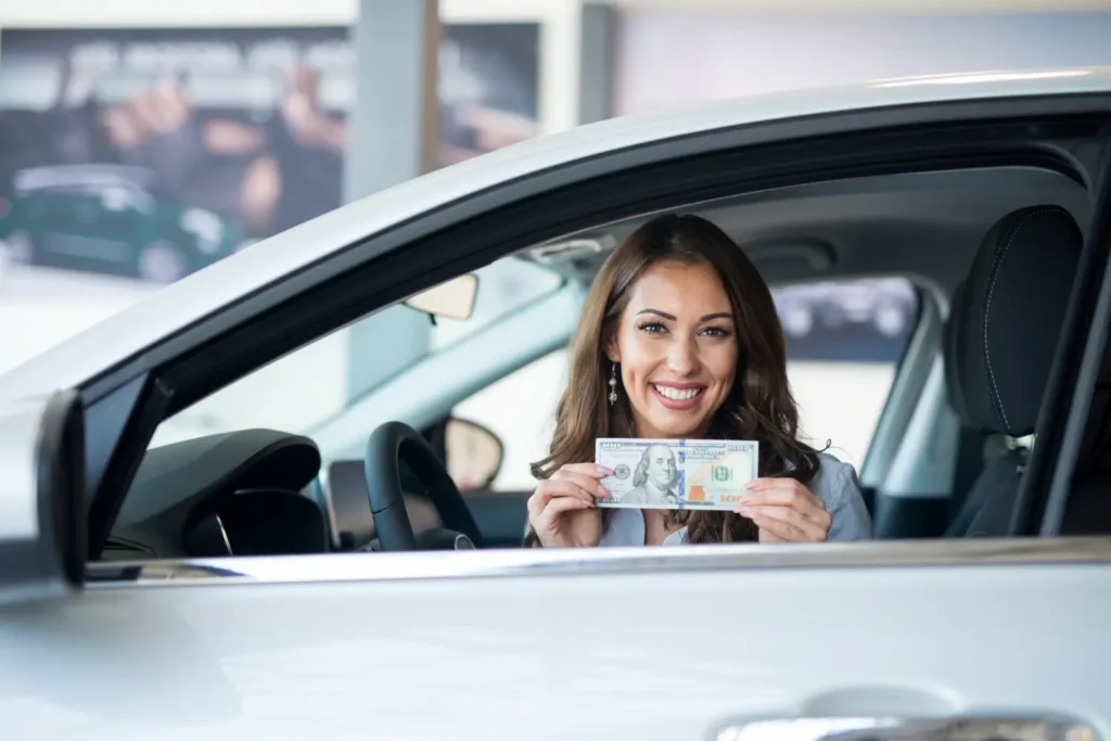 Cliente comparando precios de autos seminuevos en un concesionario de Ibarra
