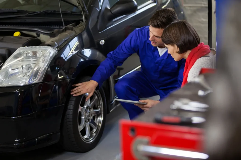 Comprador inspeccionando un auto seminuevo antes de tomar una decisión de compra