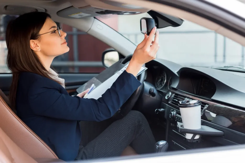 Comprador inspeccionando el interior de un auto usado antes de adquirirlo