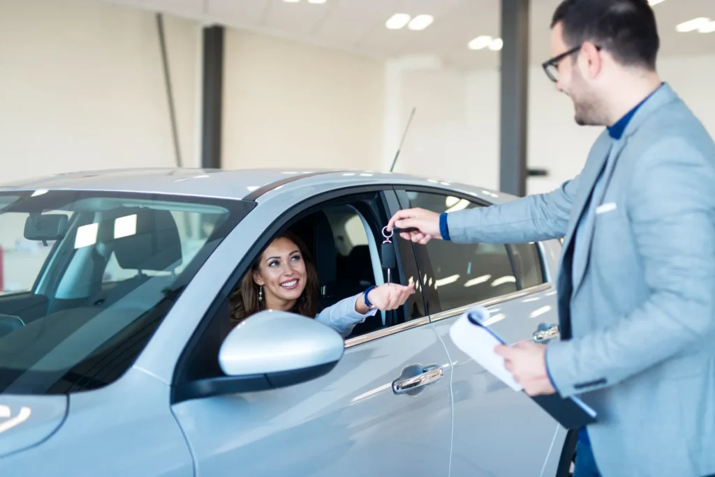Cliente manejando un auto seminuevo antes de comprarlo en Imbabura
