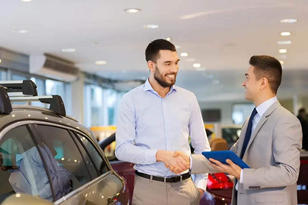 Cliente adquiriendo un auto seminuevo con respaldo de concesionario en Imbabura