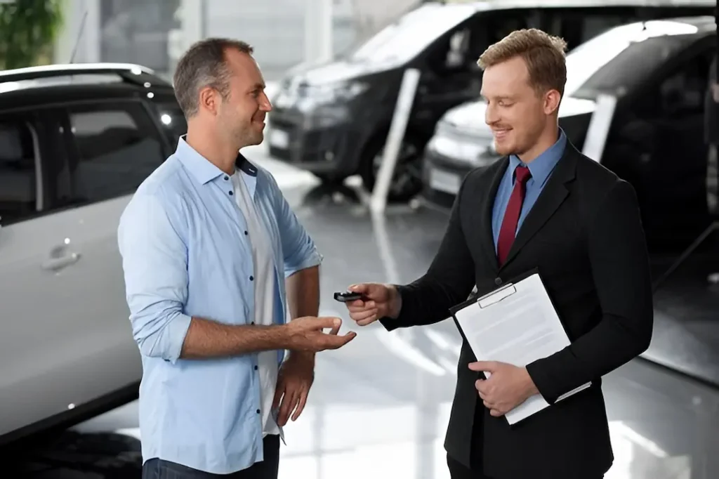 Concesionario de autos seminuevos confiables con vehículos exhibidos para la venta.