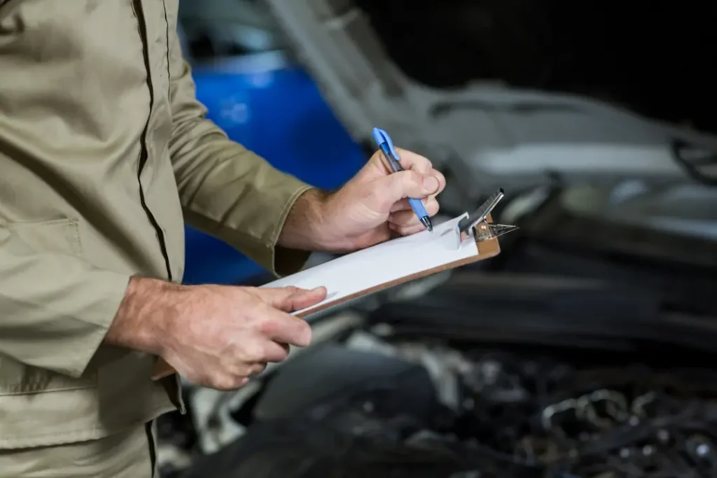 Cliente recibe un vehículo seminuevo con garantía de OKCars y respaldo de Comercial Hidrobo.