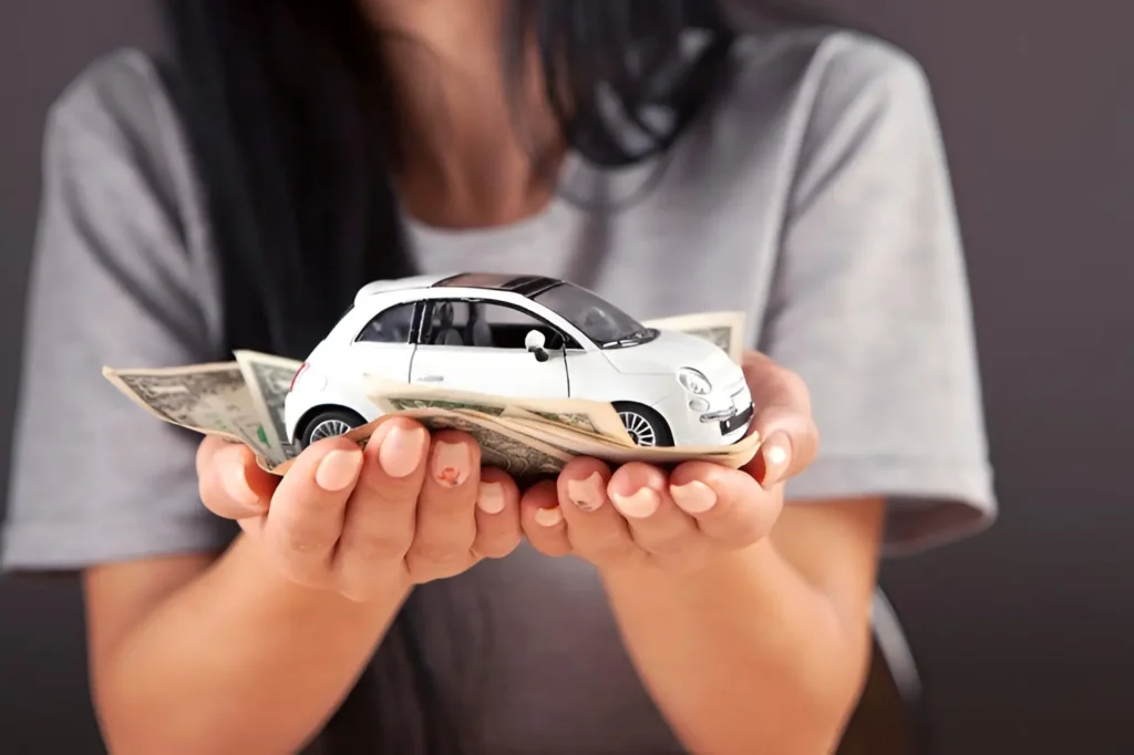 Propietario calculando los gastos de mantenimiento de un auto usado