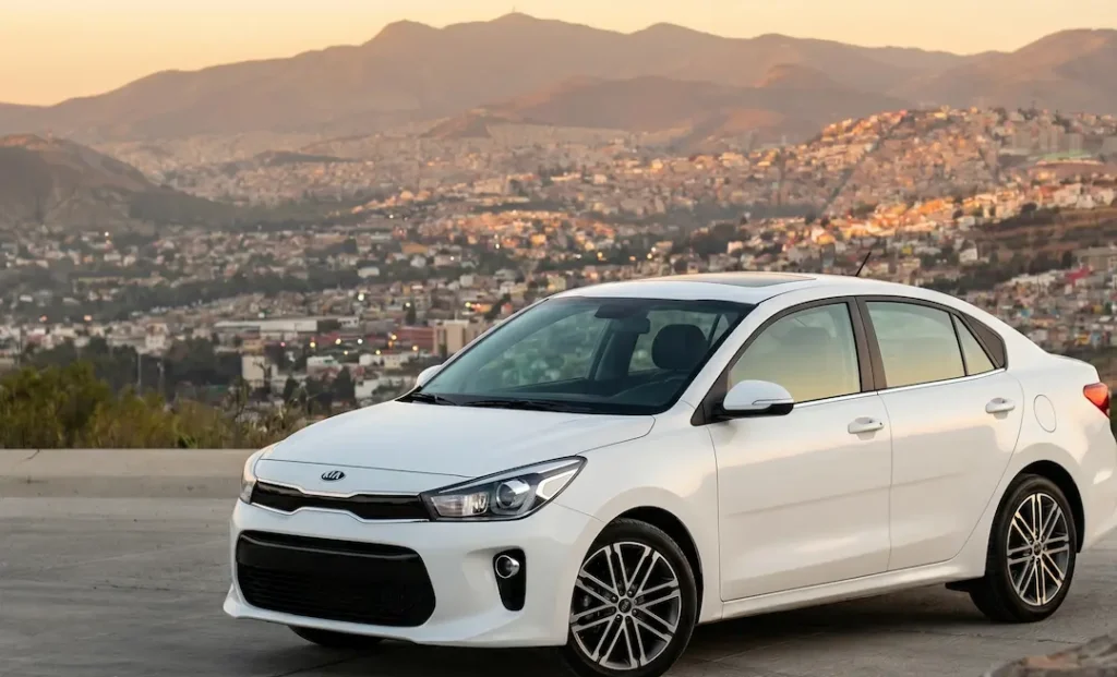 Kia Rio usado estacionado en una calle de Ecuador.