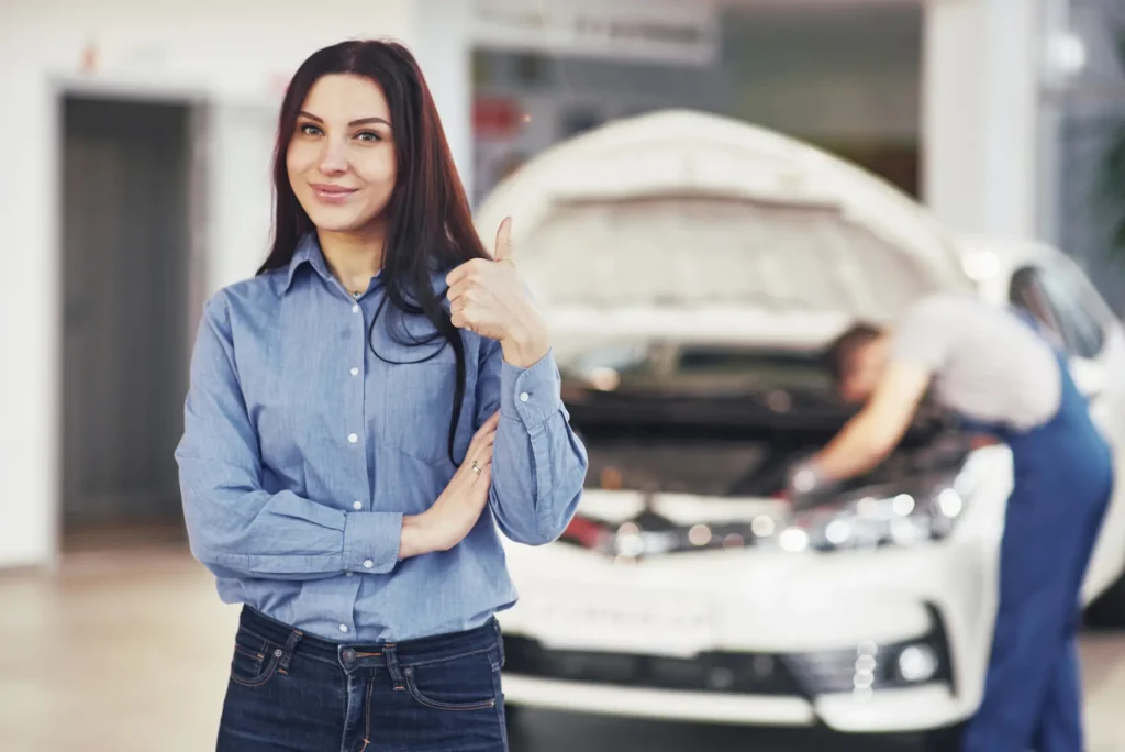 Propietario realizando mantenimiento preventivo a un auto usado