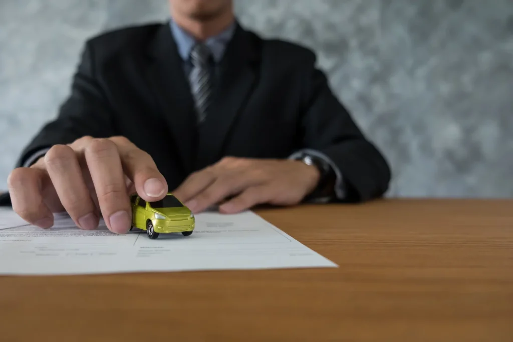 Persona revisando documentos de un auto usado para verificar su situación legal en Ecuador