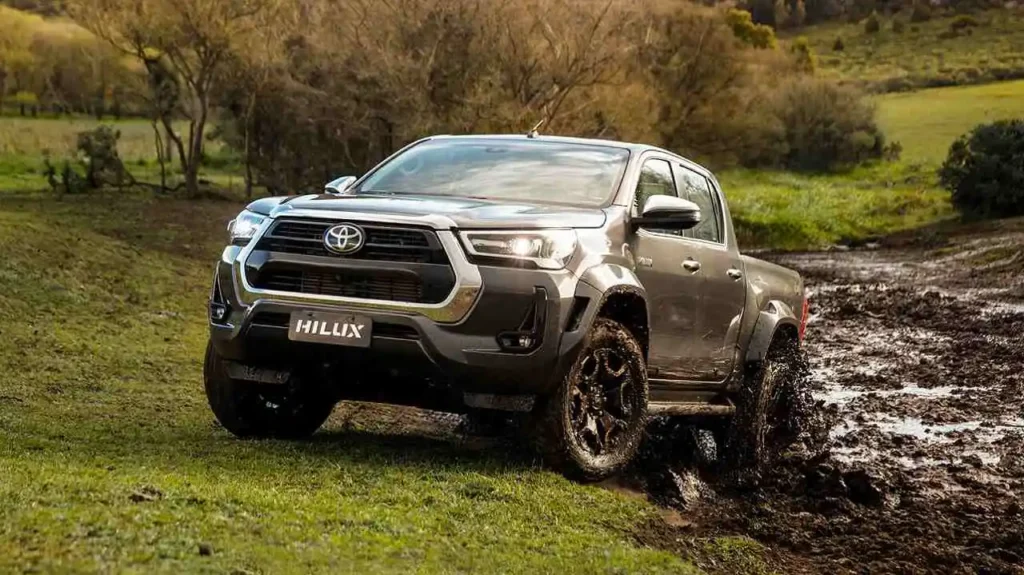Toyota Hilux usada exhibida en concesionario para compradores en Ecuador