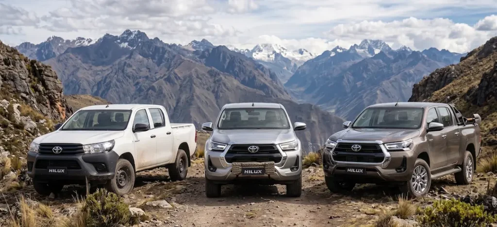Diferentes versiones de Toyota Hilux usadas exhibidas en Ecuador