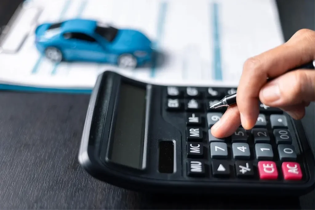 Calcular depreciación, interés y combustible de un auto