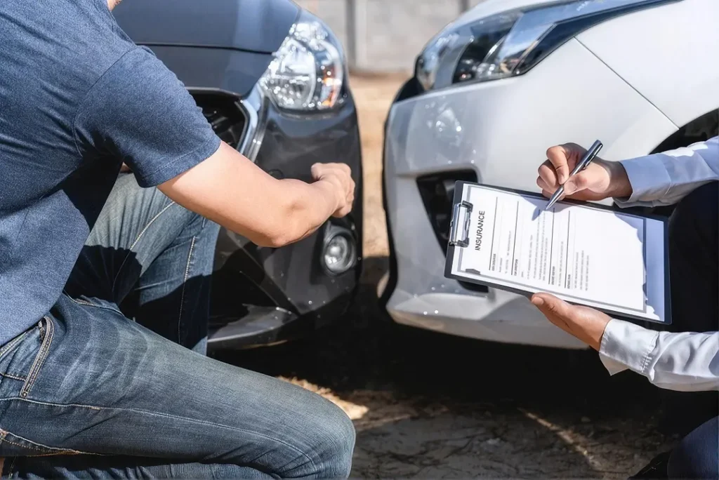 Choque de auto con seguro para daños a terceros