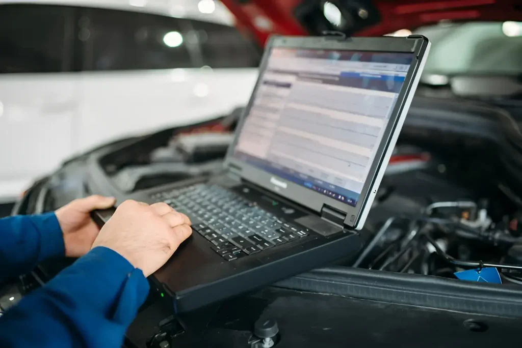 Diagnóstico computarizado durante revisión mecánica de un auto