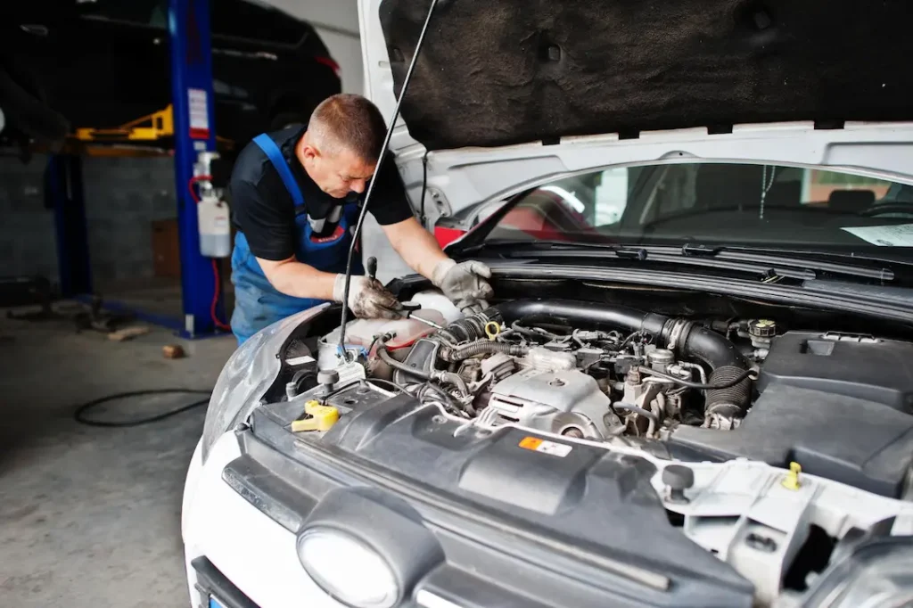 Motor durante revisión mecánica antes de comprar auto usado