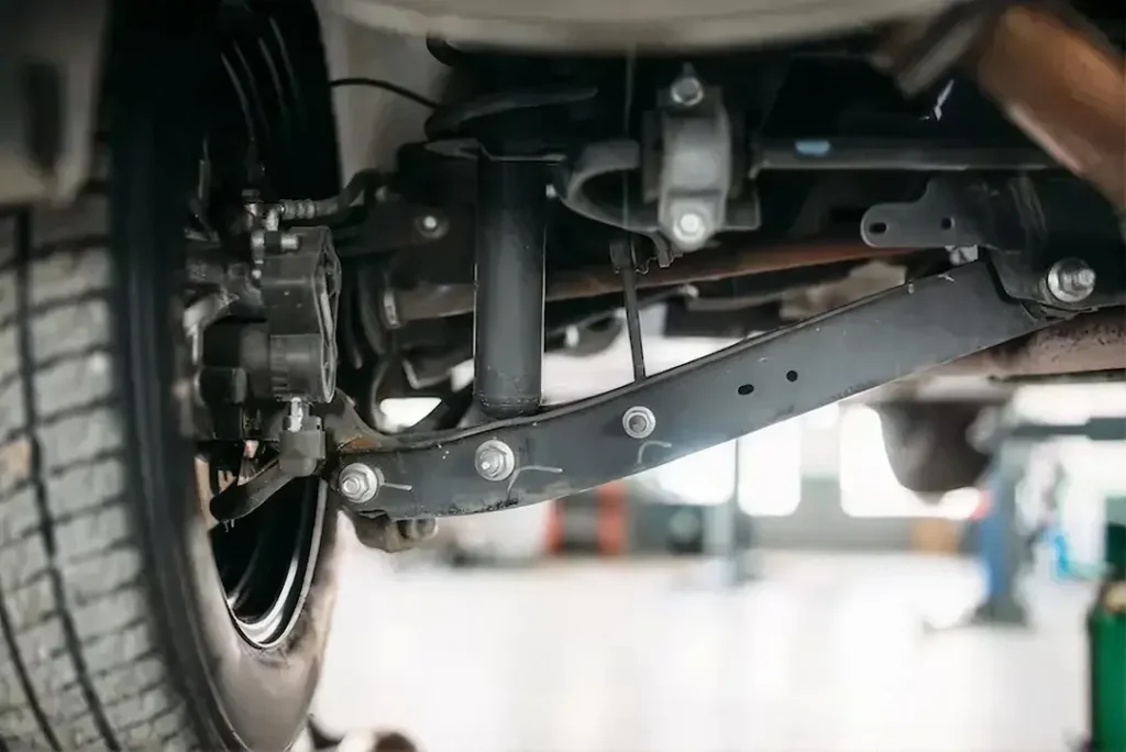 Suspensión durante revisión mecánica antes de comprar auto usado