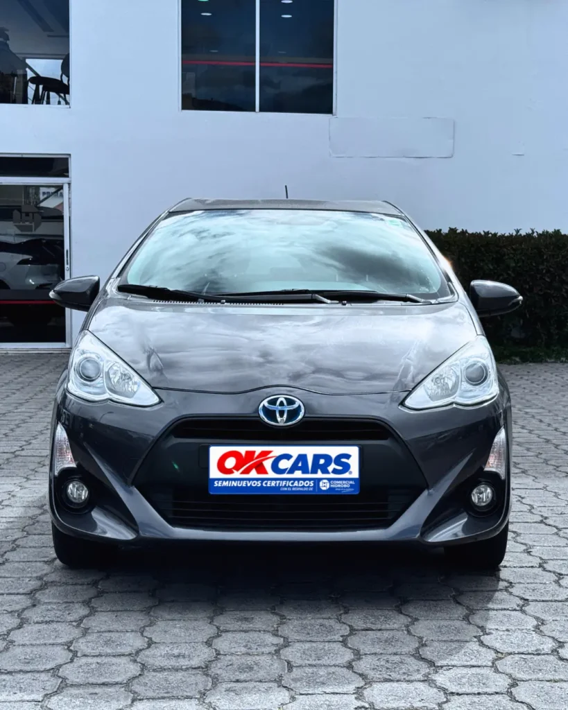 Parte frontal de Toyota Prius usado mostrando diseño y estado exterior del vehículo