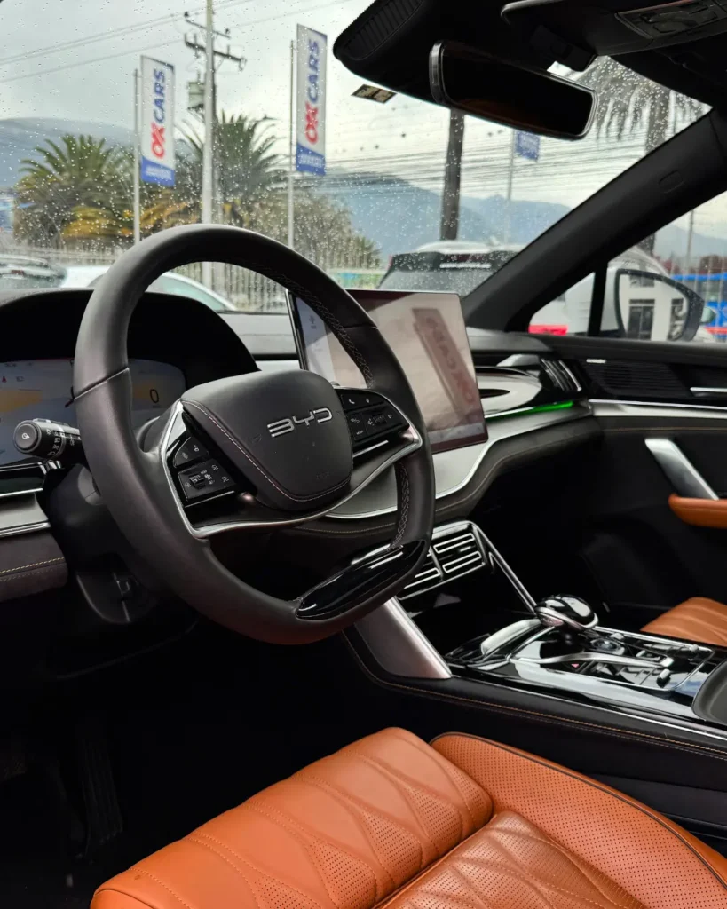 BYD Tang Ecuador interior con diseño moderno, tecnología y espacio para pasajeros