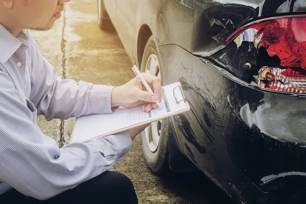Traspaso de vehículo con multas pendientes y obligaciones vehiculares en Ecuador